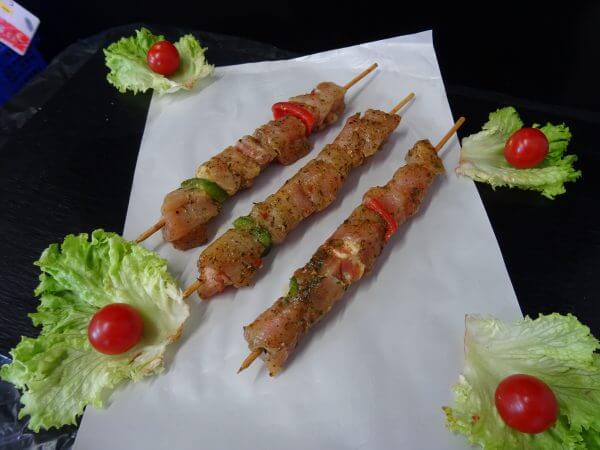 Brochette de dinde marinée